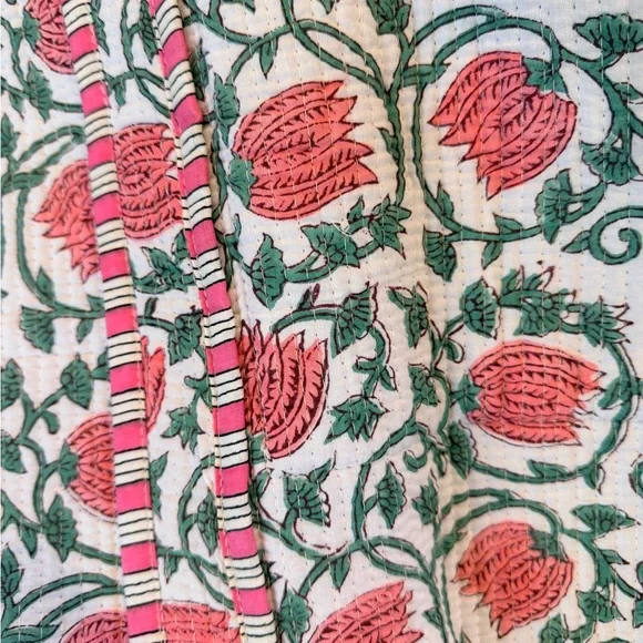 Elegant Floral Tote Bag in Pink and Green - Picture 2 of 2